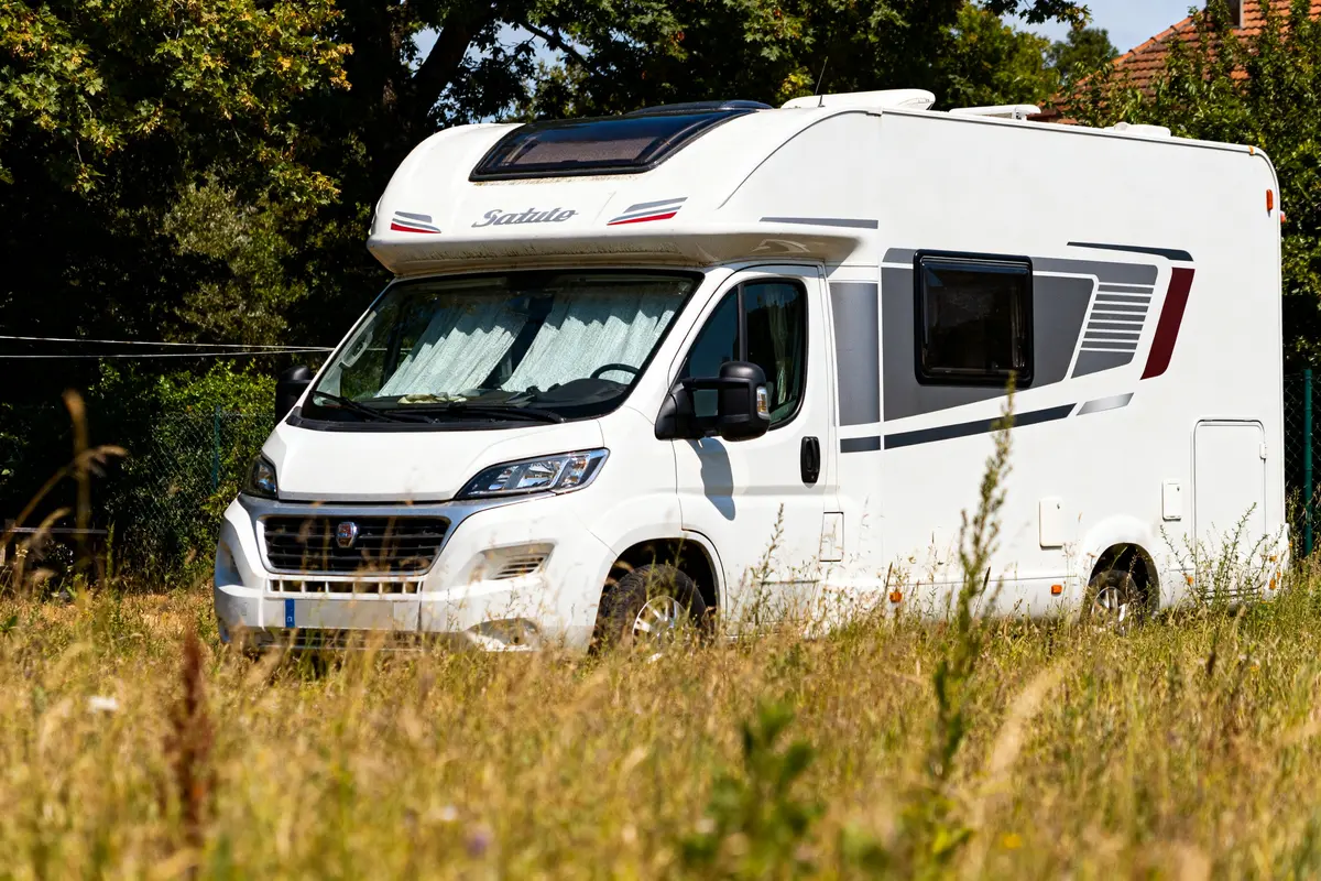 Gardiennage camping-car chez particulier : tarifs et astuces