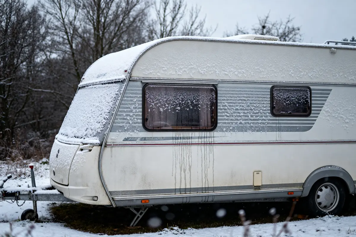Laisser son camping-car dehors en hiver : astuces pour bien le protéger