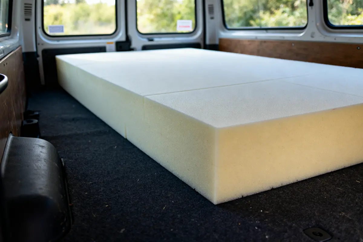 Matelas sur mesure van installé à l'intérieur d'un véhicule pour un aménagement confortable