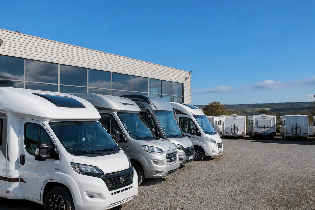 Camping-cars garés devant un bâtiment à Nîmes pour le salon des véhicules récréatifs TPL