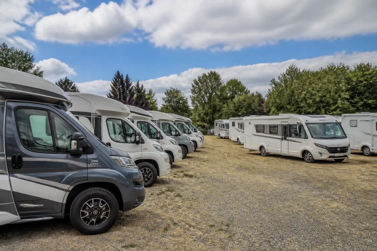 Camping-cars stationnés en plein air à Bonjour Caravaning près de Vannes