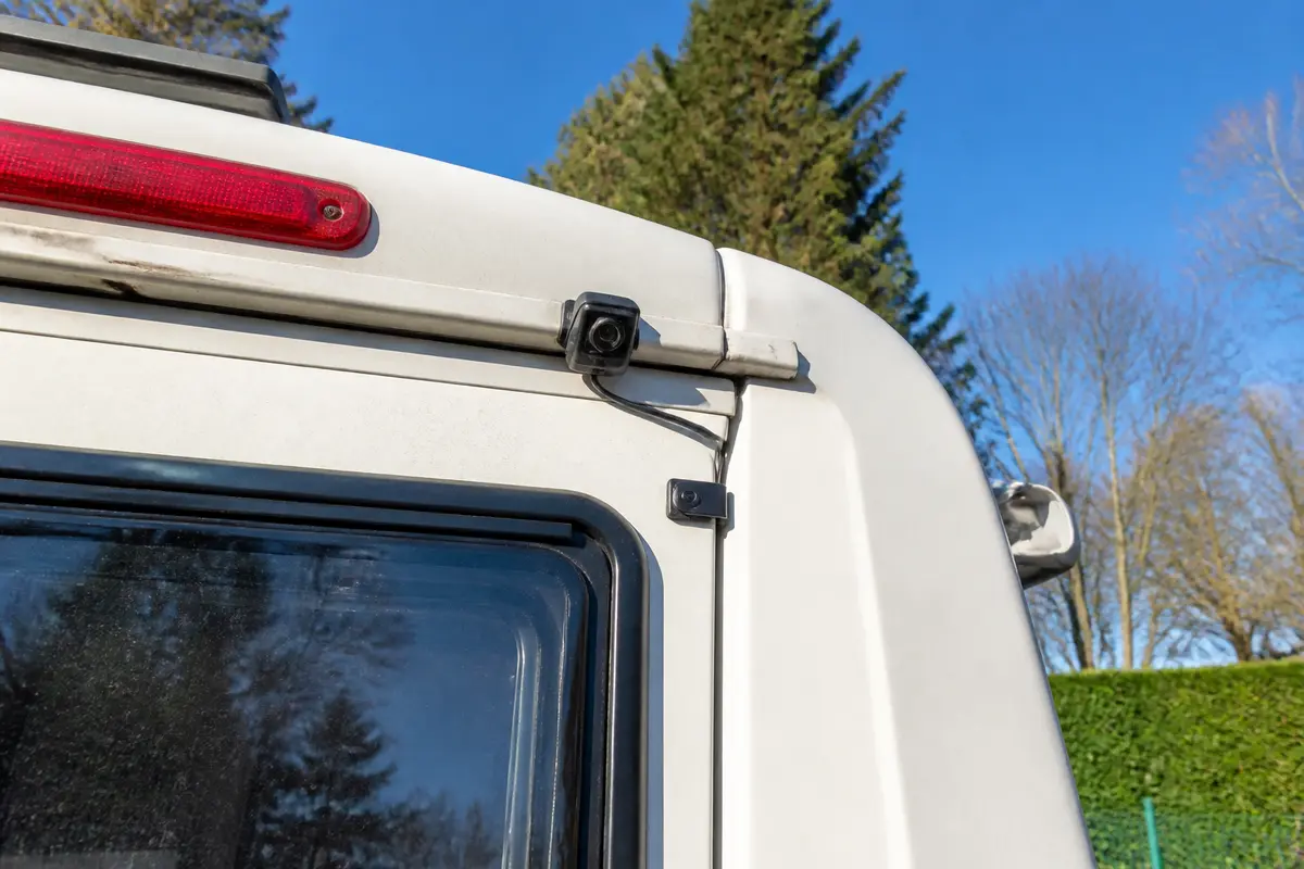 Caméra de recul pour camping-car montée à l'arrière du véhicule avec feu rouge visible
