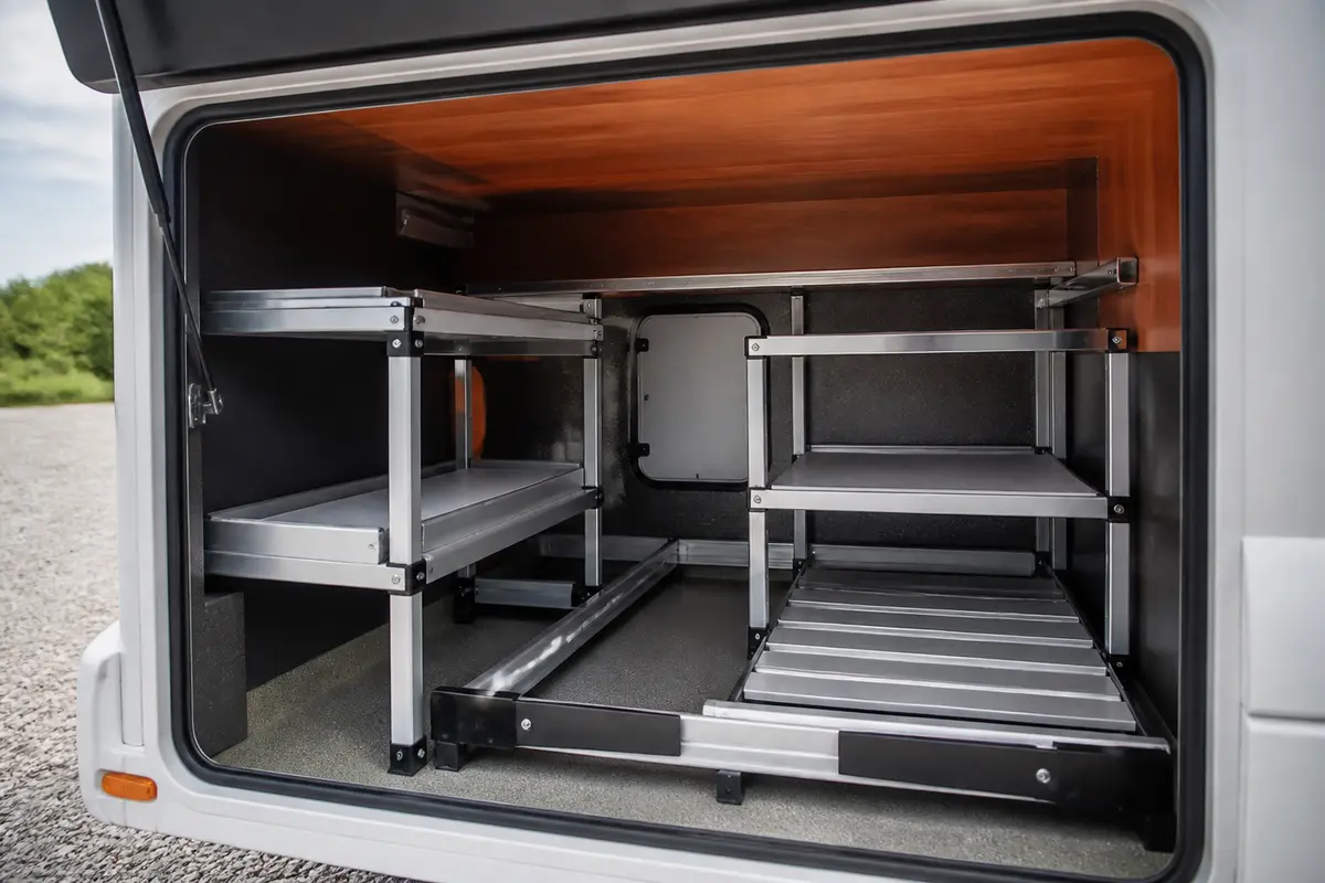 Compartiment de rangement aménagé dans un camping-car avec étagères métalliques ajustables et espace spacieux.