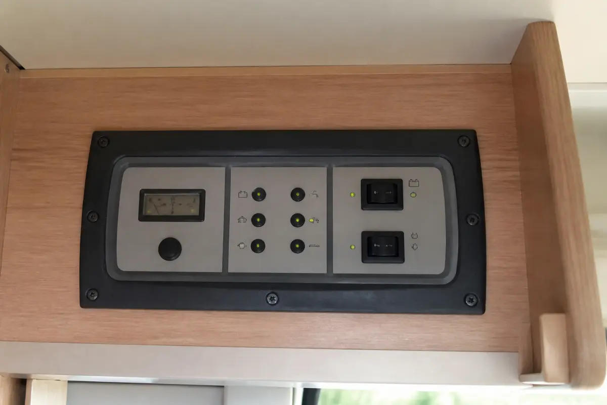 Panneau de contrôle encastré en bois avec boutons et interrupteurs, design moderne et fonctionnel.